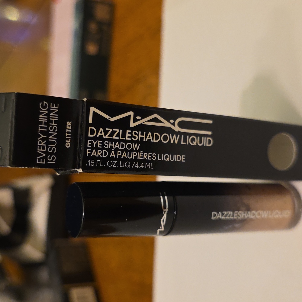 MAC Cosmetics Eyeshadow Dazzleshadow Liquid Eye Shadow Everything Is Sunshine. - Picture 4 of 6